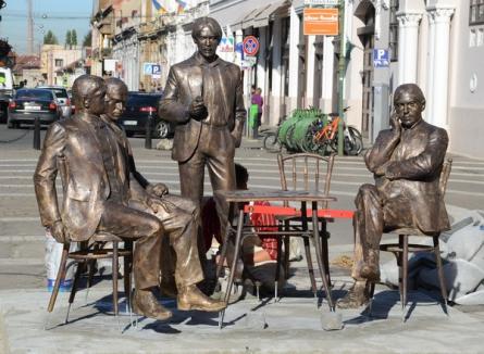 Orădenii se pot poza cu cei patru poeţi maghiari din grupul statuar "Holnaposok"